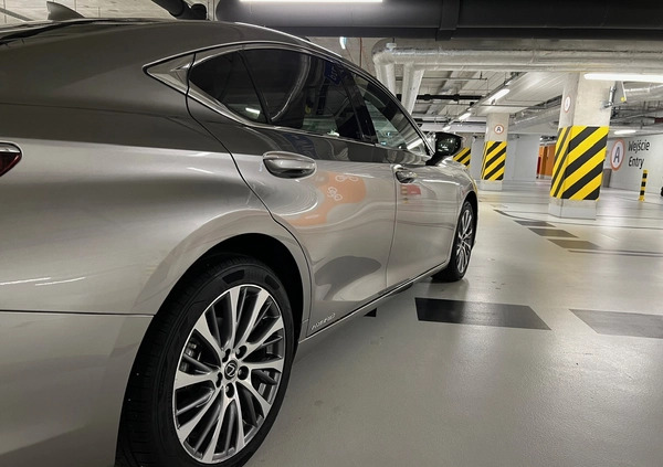 Lexus ES cena 135000 przebieg: 47000, rok produkcji 2019 z Wrocław małe 667